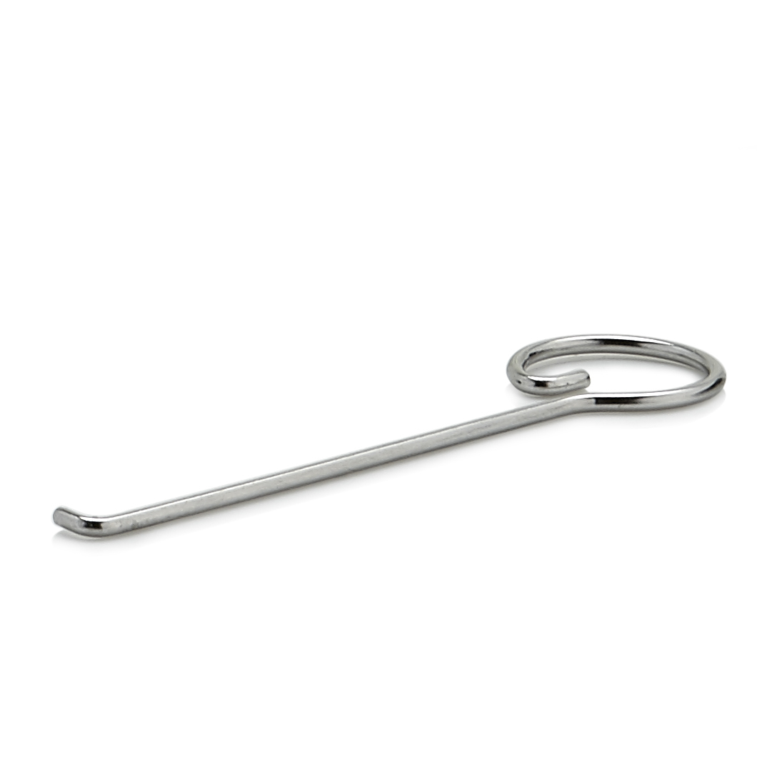 Un sottile utensile in metallo con un gancio a un'estremità e un'asola all'altra.