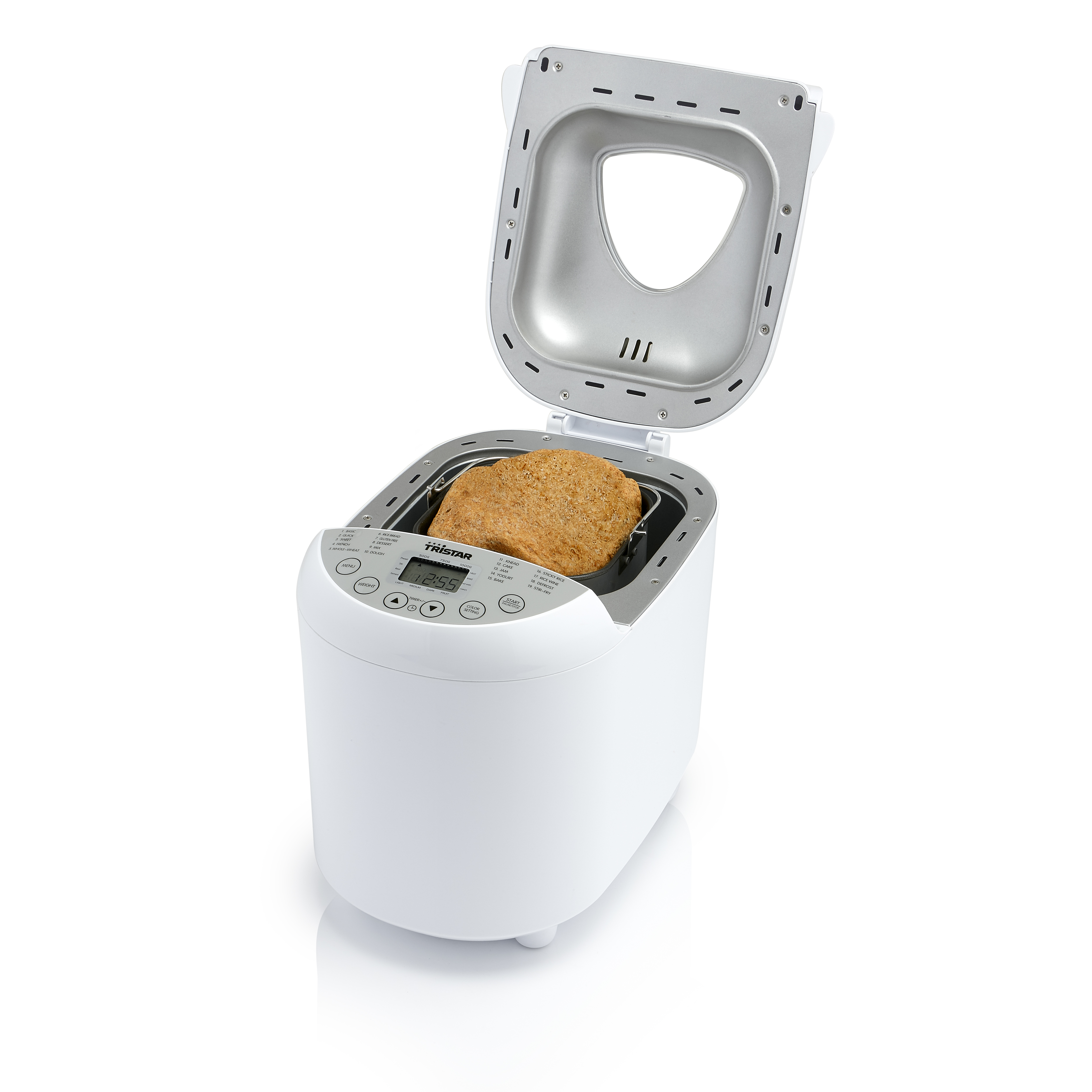 Una macchina per il pane bianca con il coperchio aperto e una pagnotta cotta all'interno.