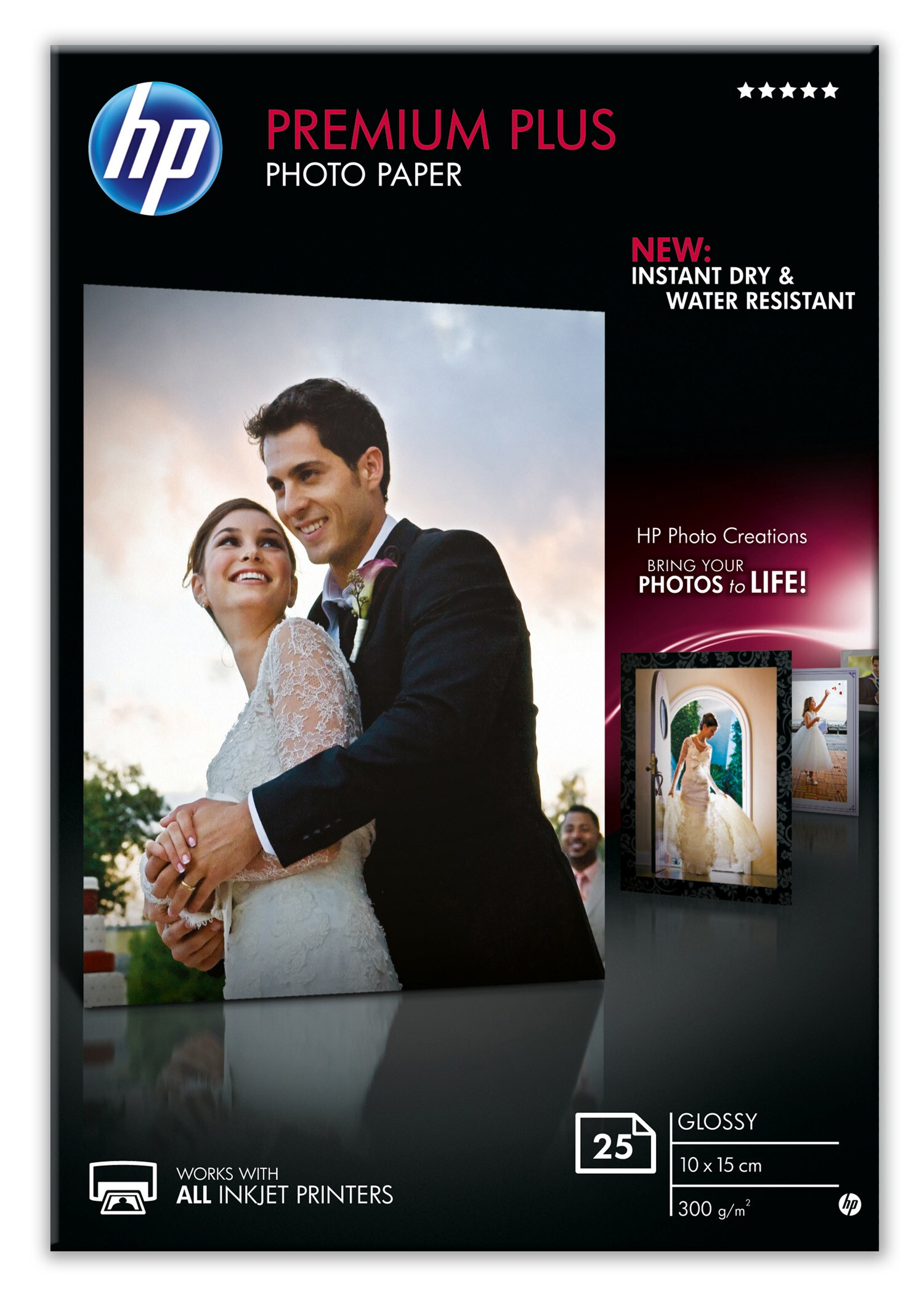 Paar, das sich auf der Verpackung von Fotopapier mit HP-Logo und Produktdetails umarmt.