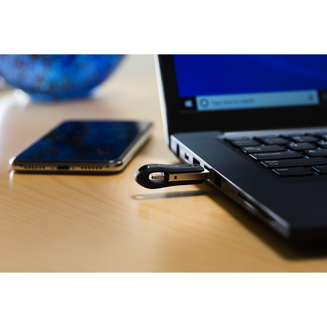 Laptop geöffnet, USB-Stick angeschlossen. Telefon daneben.