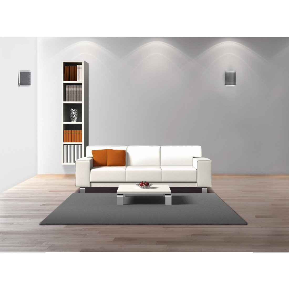 Wohnzimmer-Setup. Weißes Sofa, grauer Teppich, Bücher, Kunst, Lautsprecher.