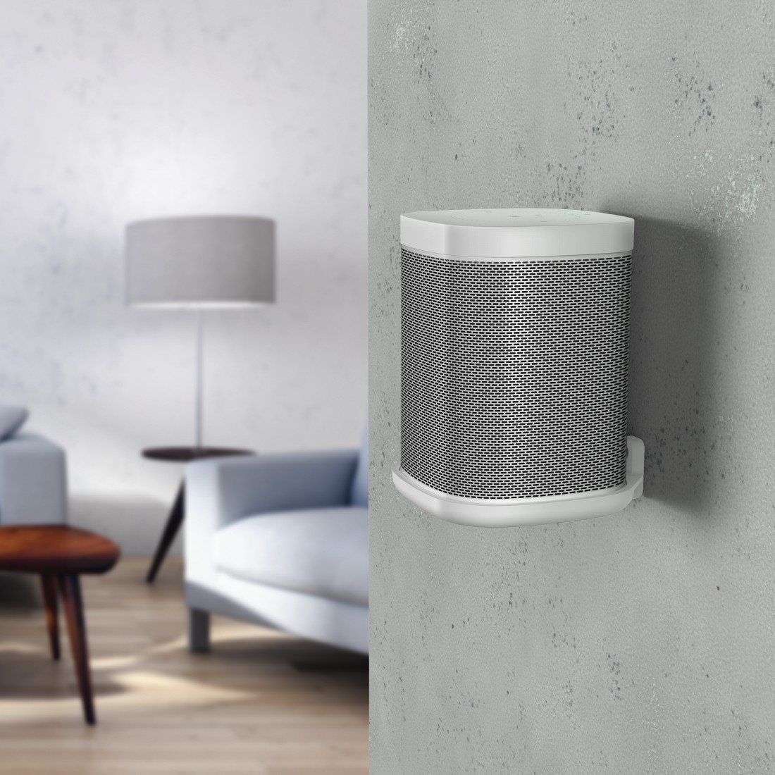 Weißer Lautsprecher an der Wand, links verschwommenes Wohnzimmer mit Lampe und Möbeln.