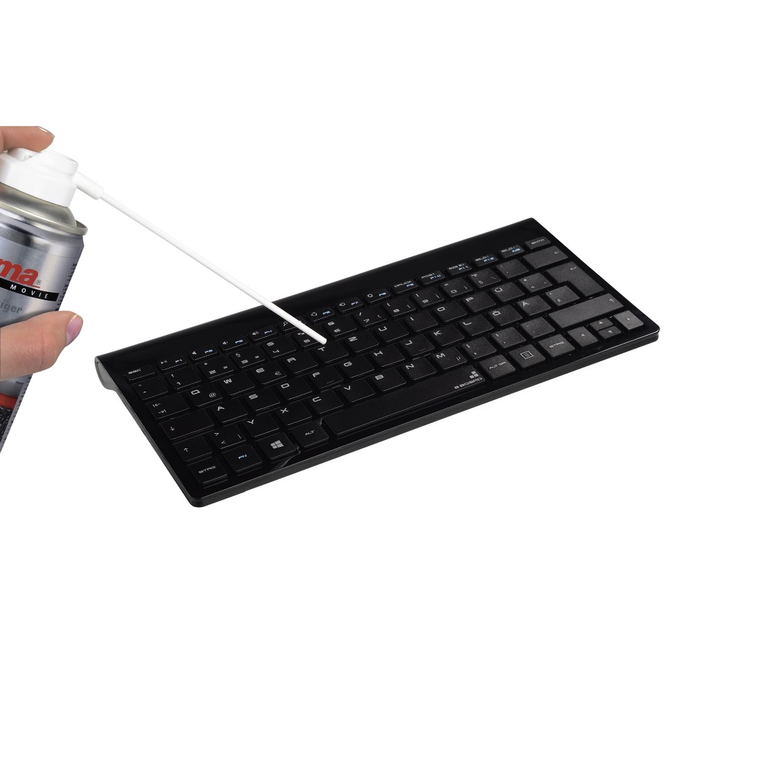 Reinigung einer schwarzen Tastatur mit Druckluft.