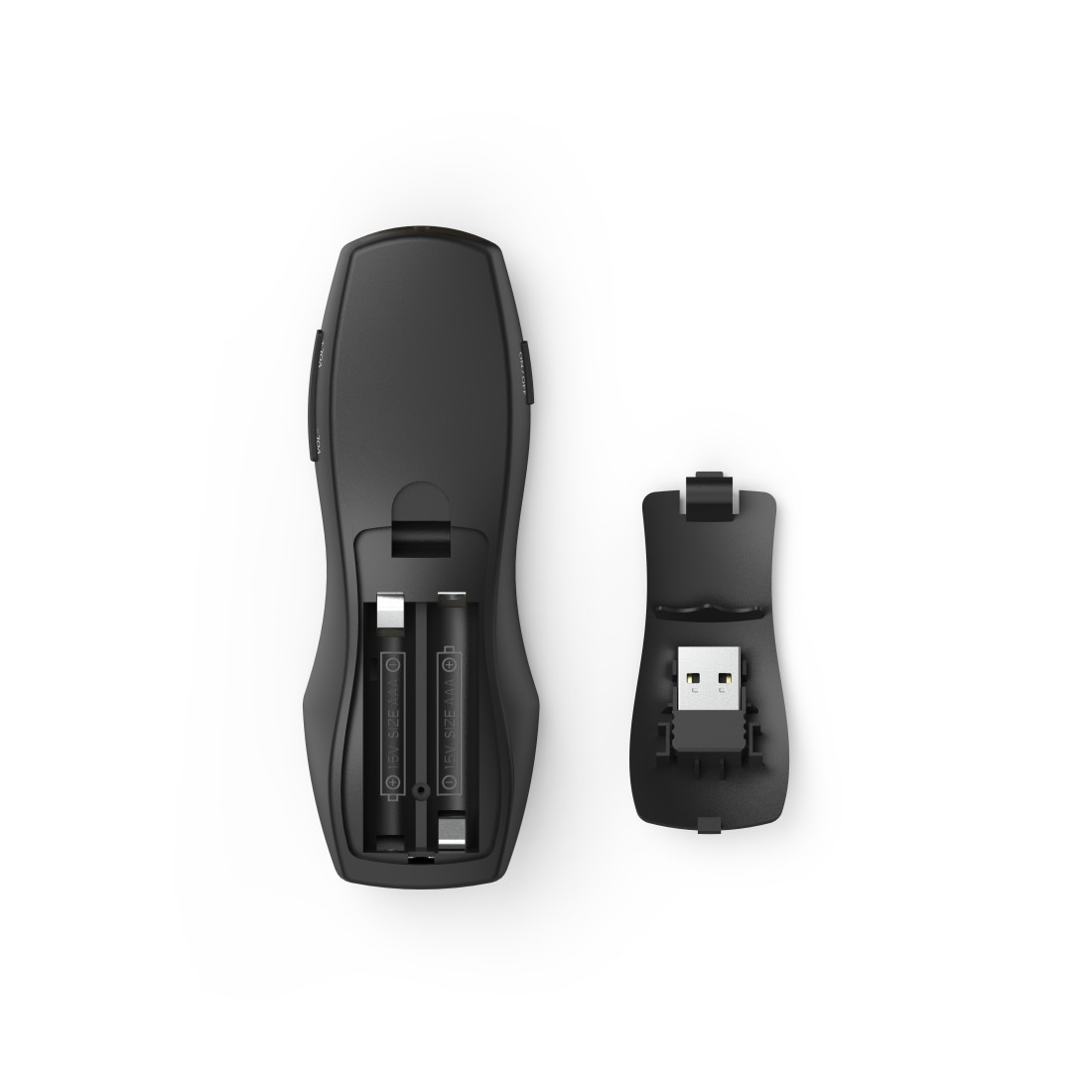 Schwarze Fernbedienung mit offenem Batteriefach. Enthält zwei Batterien und einen USB-Empfänger.