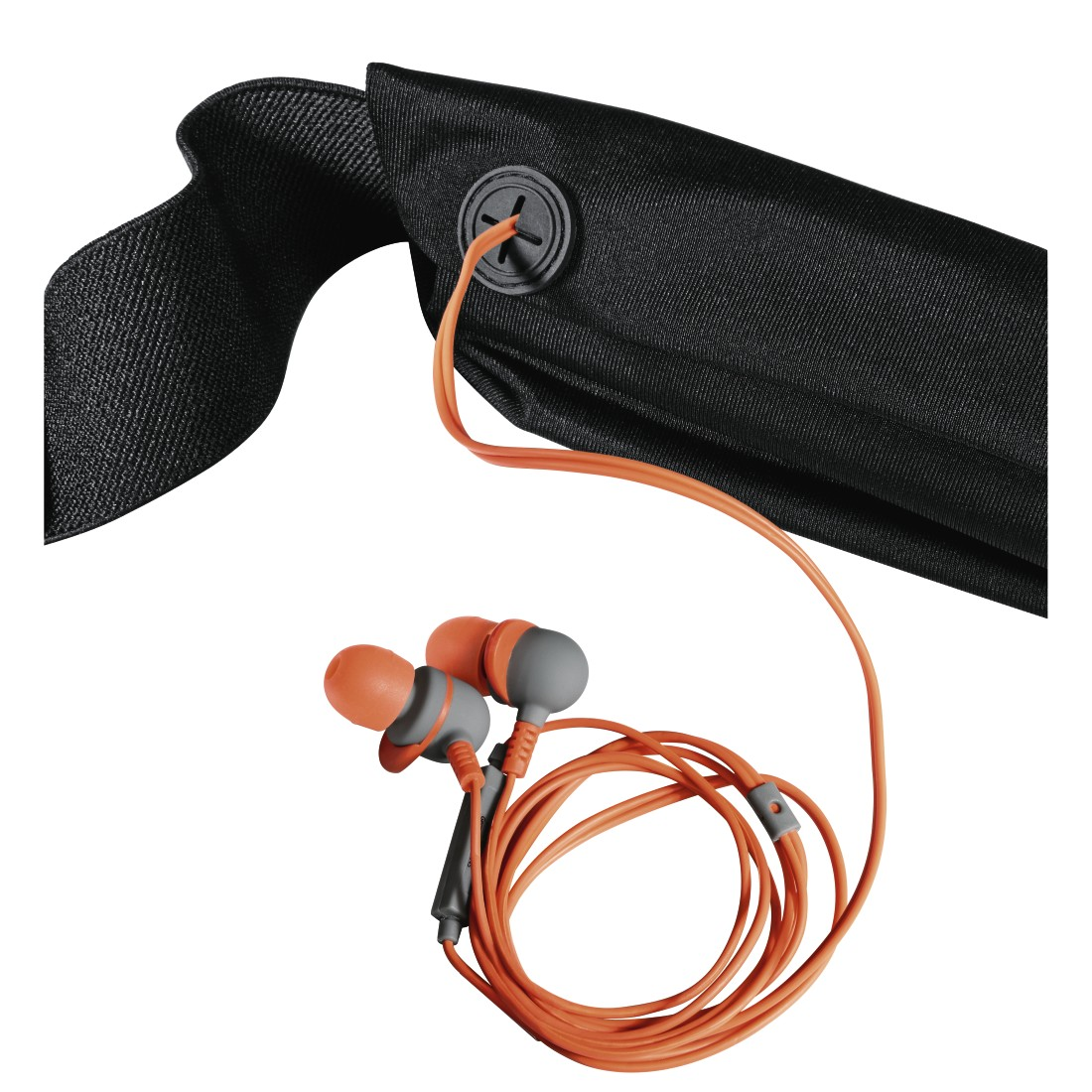 Schwarzer Laufgürtel mit orangen Ohrhörern und Kabel auf weißem Grund.