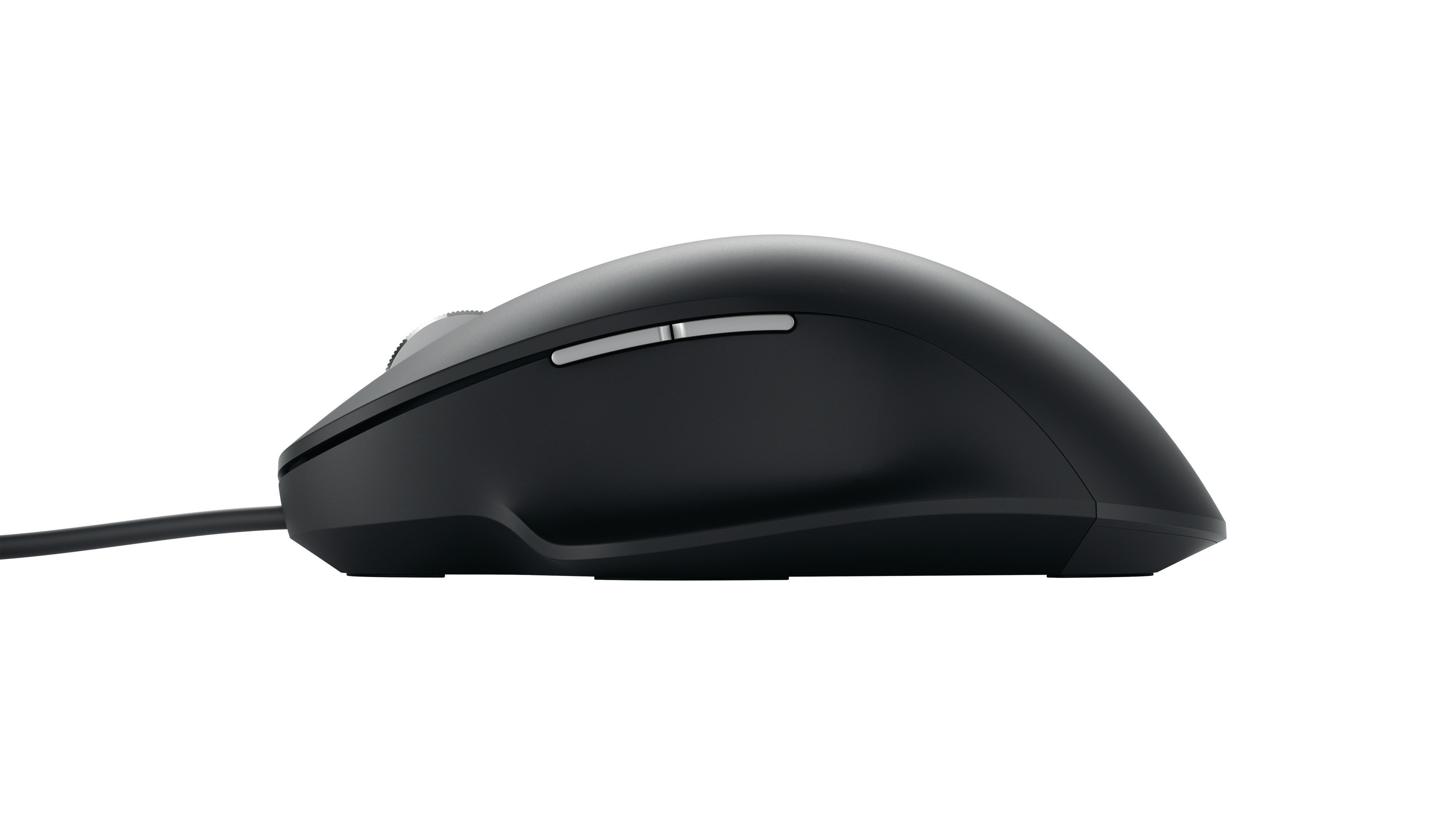 Schwarze Maus von der Seite, mit Kabel, auf weißem Hintergrund.