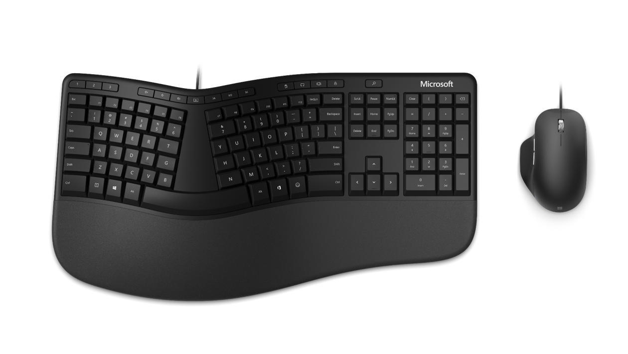 Schwarze ergonomische Tastatur mit passender Maus. Beide auf weißem Hintergrund.
