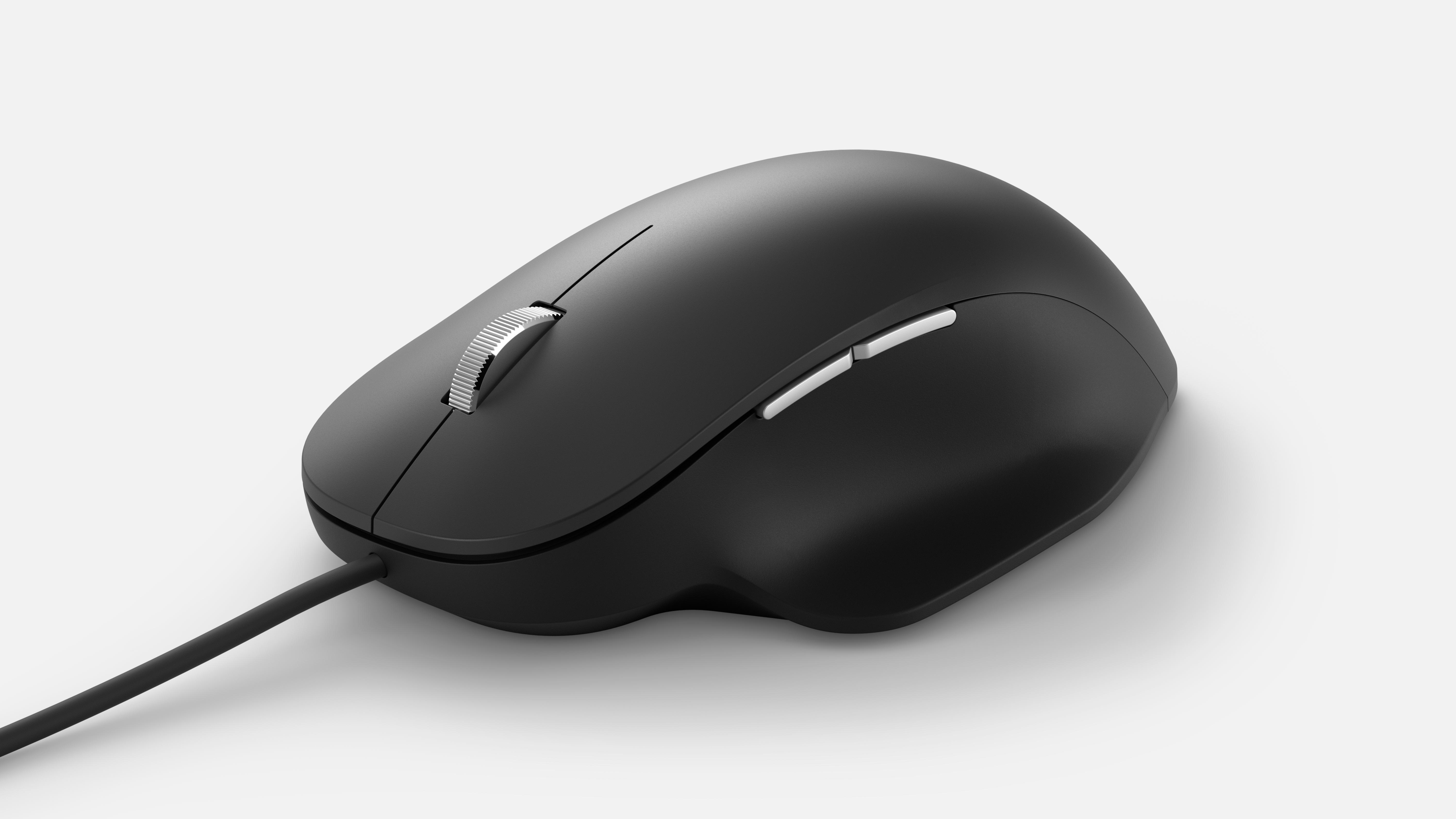 Schwarze Computermaus mit Scrollrad und zwei Tasten, auf weißer Oberfläche.