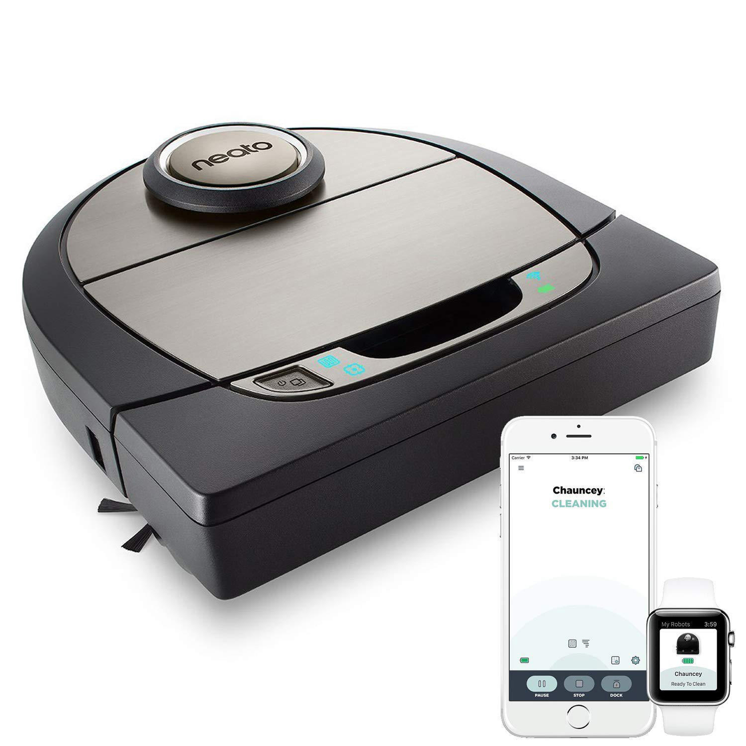 Roboter-Staubsauger mit Telefon und Uhr. Das Telefon zeigt 'Chauncey: CLEANING'. Uhr: 'Chauncey Ready to Clean'.