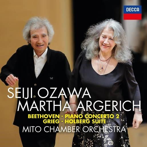 Albumhoes met Seiji Ozawa en Martha Argerich. Ze houden elkaars hand vast en glimlachen.
