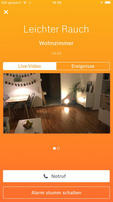 Mobiltelefon mit einer Smart Home App-Oberfläche.