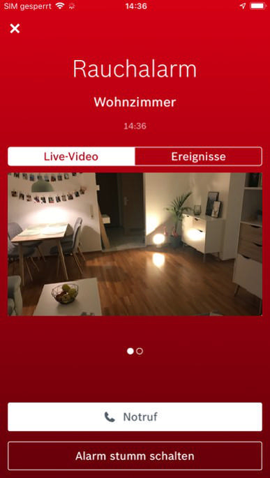 Smartphone-Bildschirm mit einer Home-Security-App-Oberfläche. Roter Hintergrund mit Raumansicht.
