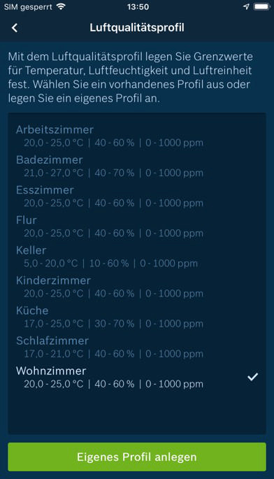 Smartphone-Bildschirm zeigt ein Luftqualitätsprofil mit Raumtemperatur, Feuchtigkeit.