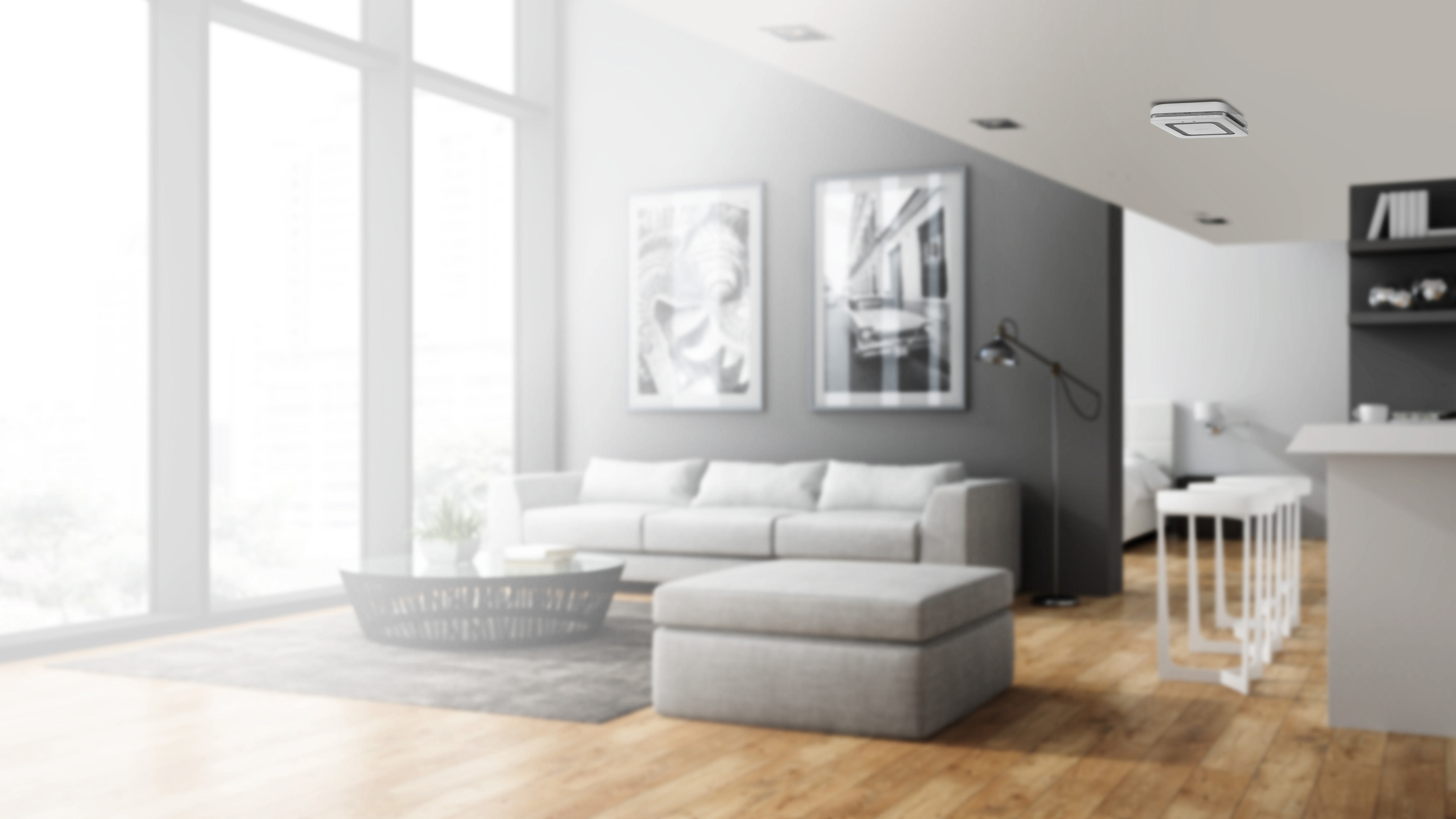 Modernes Wohnzimmer. Sofa, Ottoman, Kunstwerke und große Fenster mit hellem Licht.