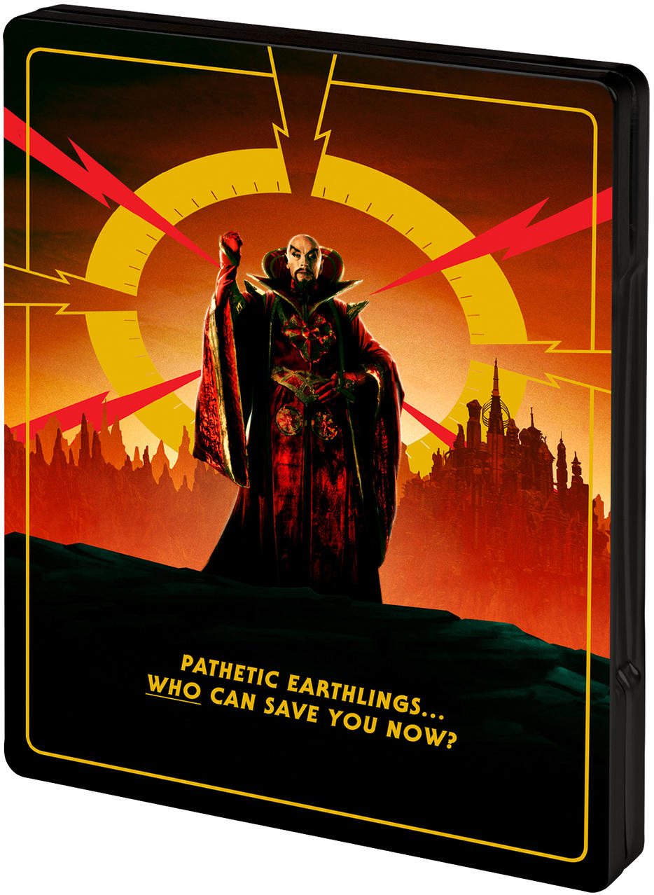 Filmhülle mit einem Bösewicht auf dem Cover. Eine dunkle Figur in roter Robe mit Stadtlandschaft.