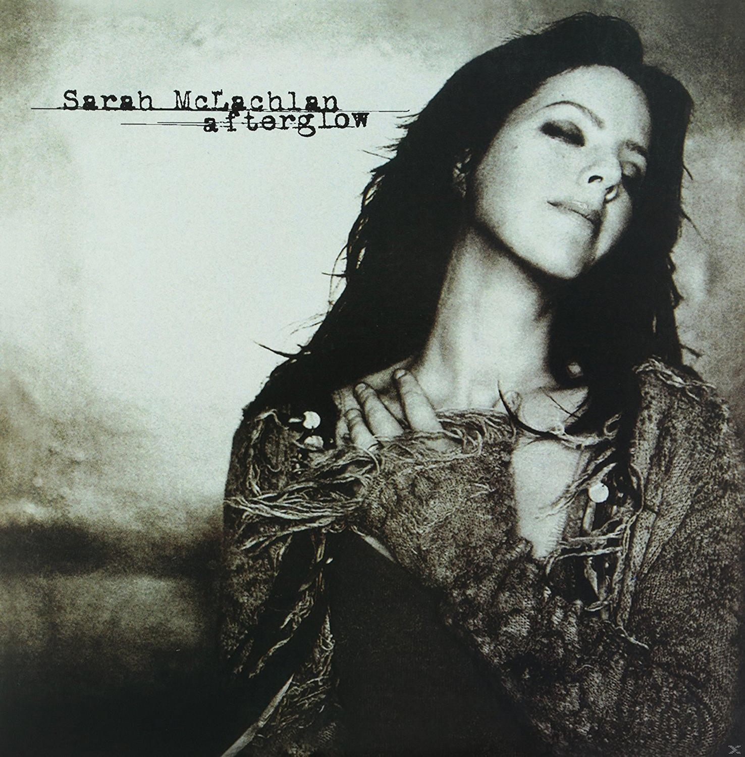 Fekete-fehér kép egy nőről, Sarah McLachlanről, hosszú, sötét hajjal. A szöveg a 'afterglow'.