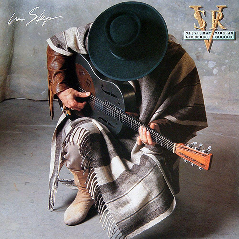 Stevie Ray Vaughan albumának borítója. Gitározik, kalapot és poncsót visel.