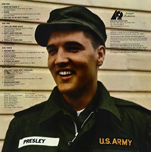 Elvis Presley egy lemezalbum borítóján, amerikai hadsereg egyenruhában, mosolyog, szöveggel és album infóval.