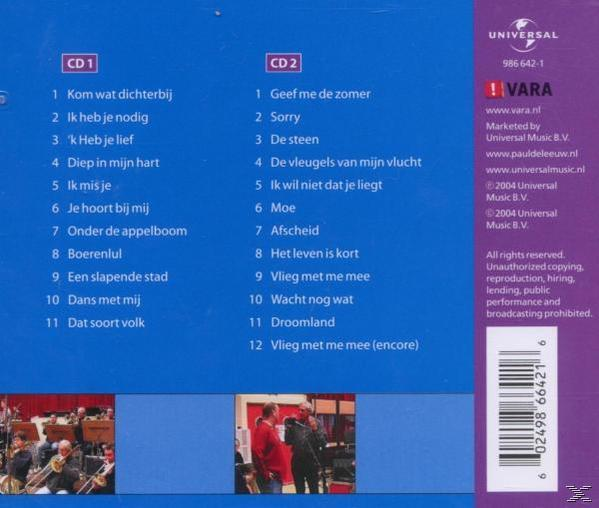 Pochette arrière du CD avec liste des chansons et crédits. Comporte une photo de la performance d'un groupe. Texte en néerlandais.