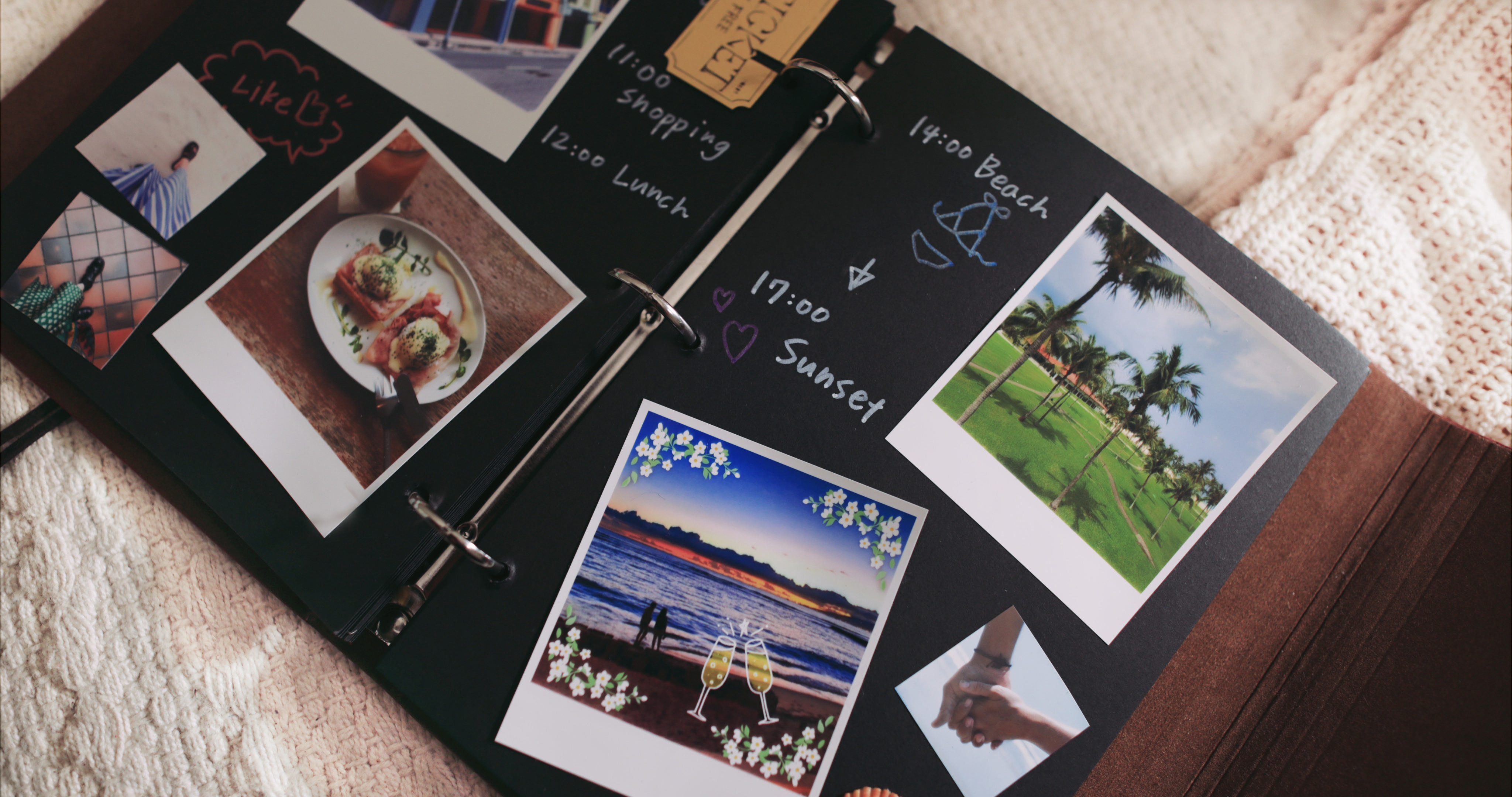 Ein Scrapbook mit Fotos und handschriftlichen Notizen.
