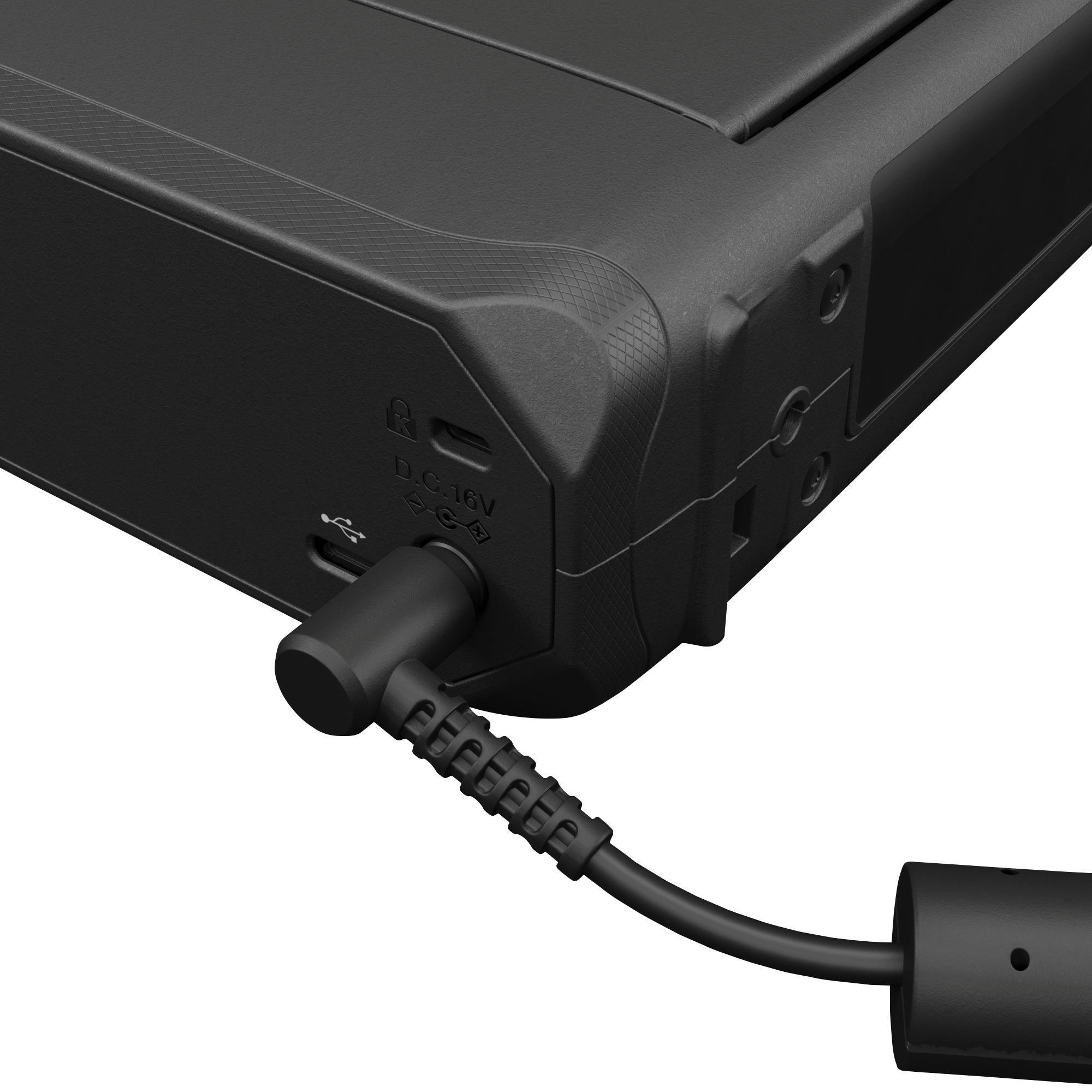 Die Rückseite eines schwarzen Geräts mit eingestecktem Netzkabel und anderen sichtbaren Anschlüssen.