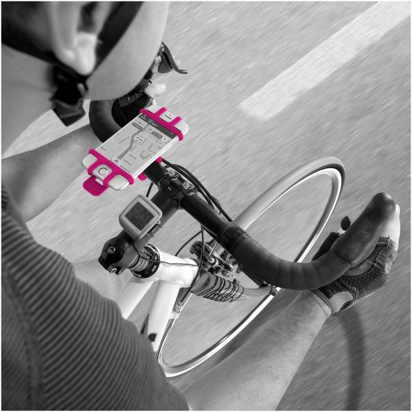 Persoon op een fiets met een telefoonhouder.
