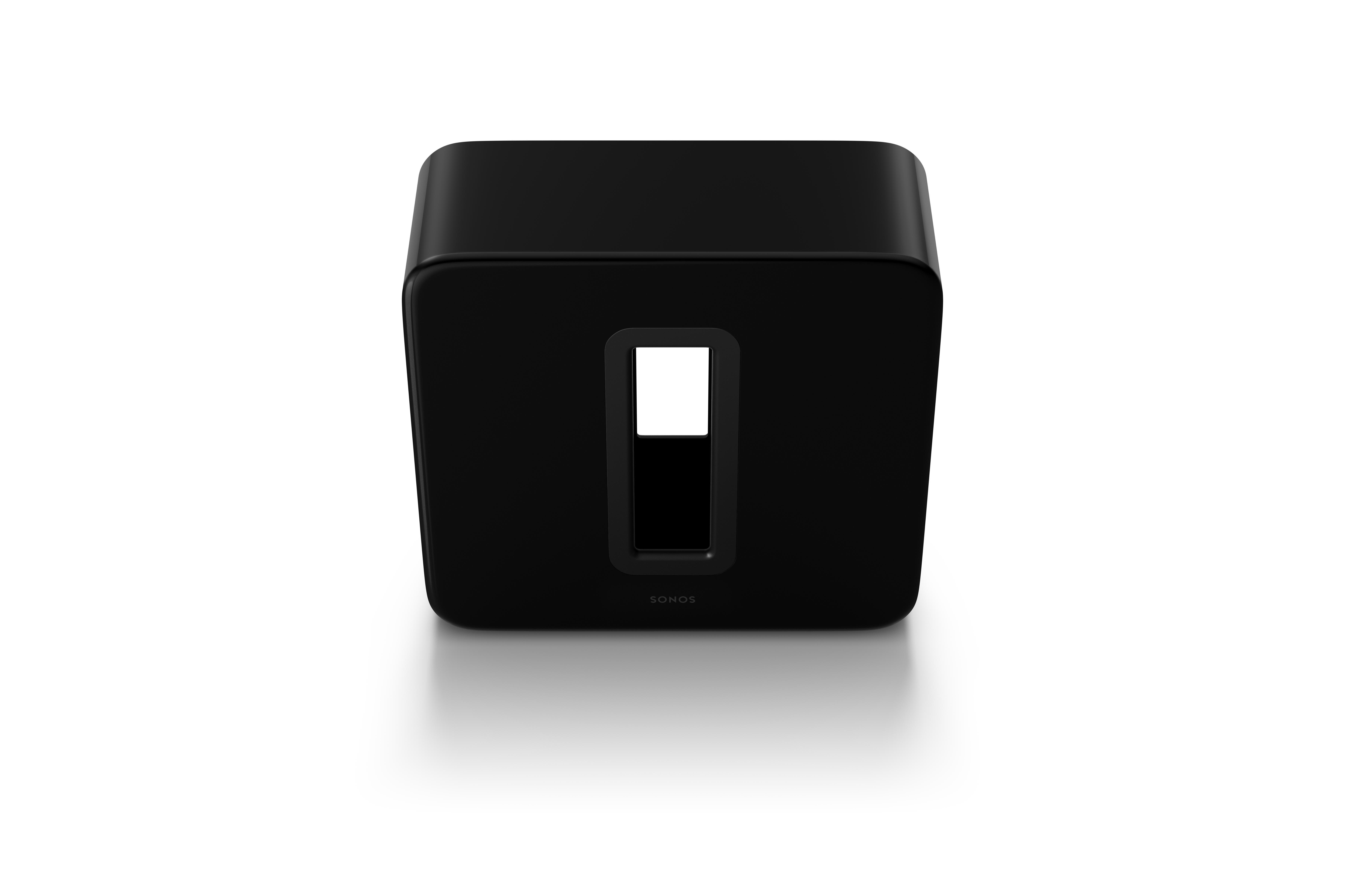 Ein schwarzer Sonos-Subwoofer, quadratisch mit rechteckiger Öffnung auf der Vorderseite.