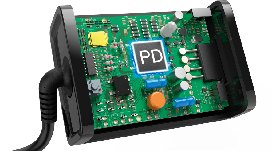 Close-up van een printplaat met een 'PD'-chip, zwarte behuizing en aangesloten kabel.