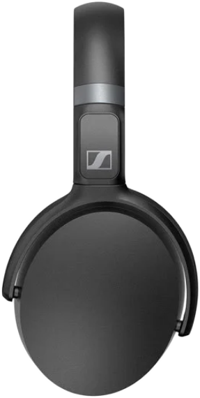 Fekete fejhallgató Sennheiser logóval, felülről nézve.