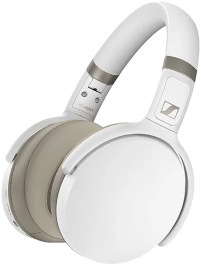 Fehér Sennheiser HD 450BT fejhallgató. A fülkagylók fehérek és bézsek. A fejpánt fehér.