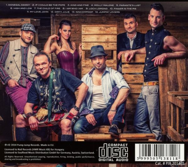 CD-borító egy csoport emberrel. Szöveg alul, fa háttér.
