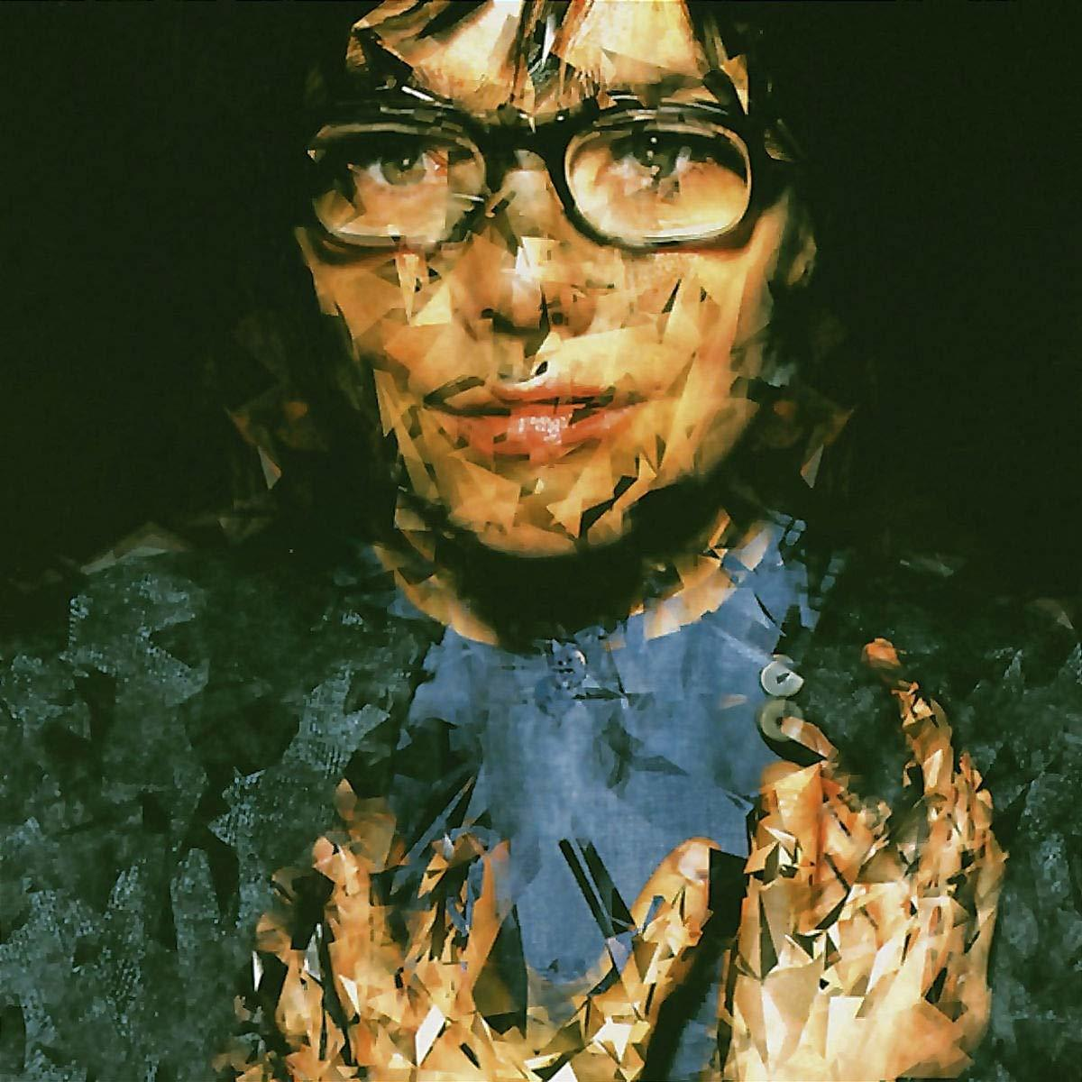 Image abstraite d'une personne avec des lunettes, un visage en mosaïque, une chemise bleue et les mains en l'air.
