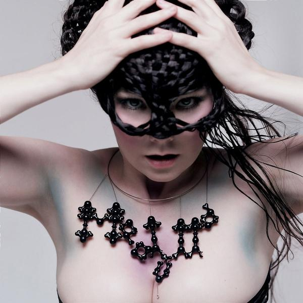 Pochette d'album de Bjork, femme avec un masque et des bijoux de corps complexes.