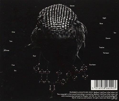 La couverture arrière d'un CD de musique avec un fond sombre et du texte blanc.