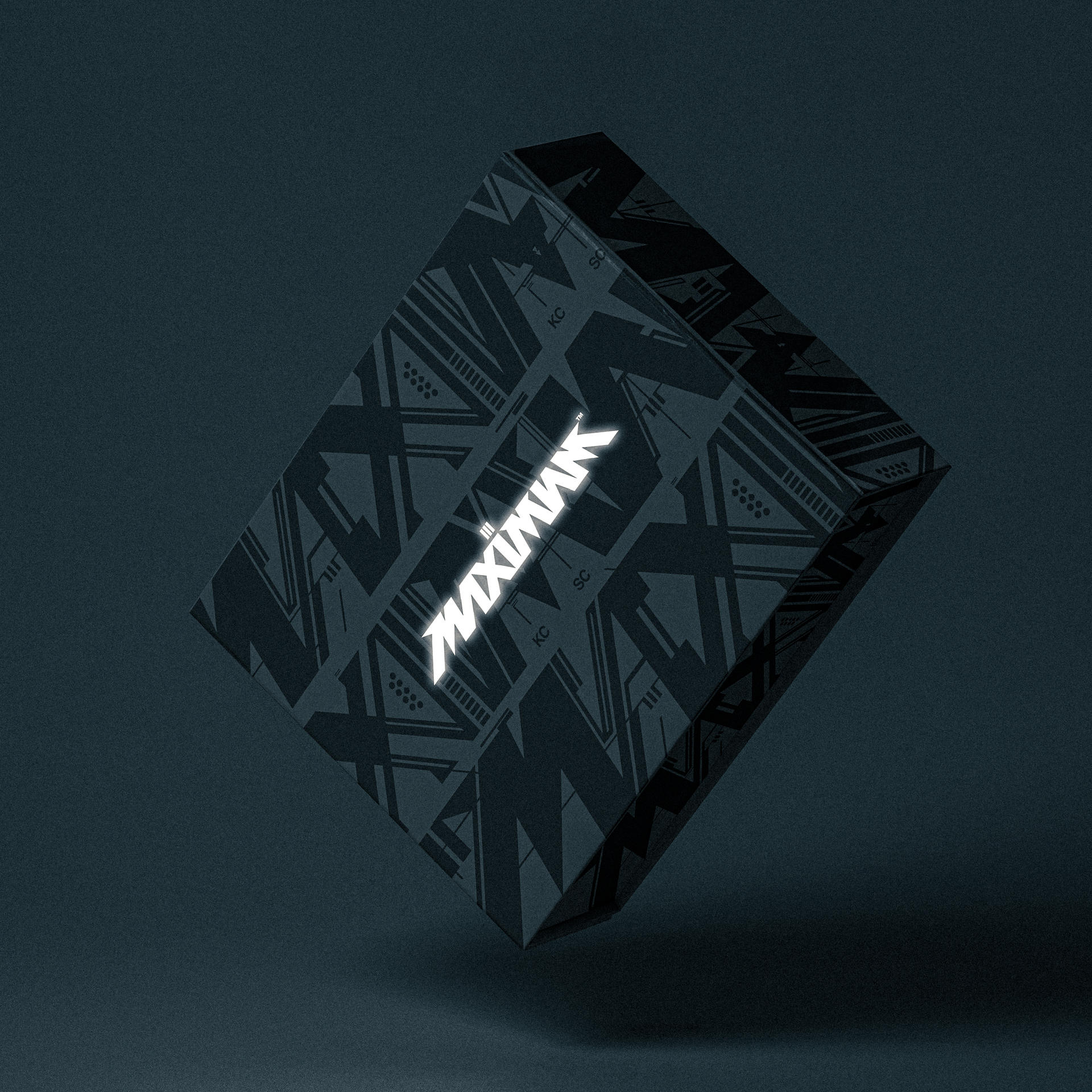 Eine schwarz-graue Box mit weiß leuchtendem 'MAXIMAR'-Logo. Dunkler Hintergrund.