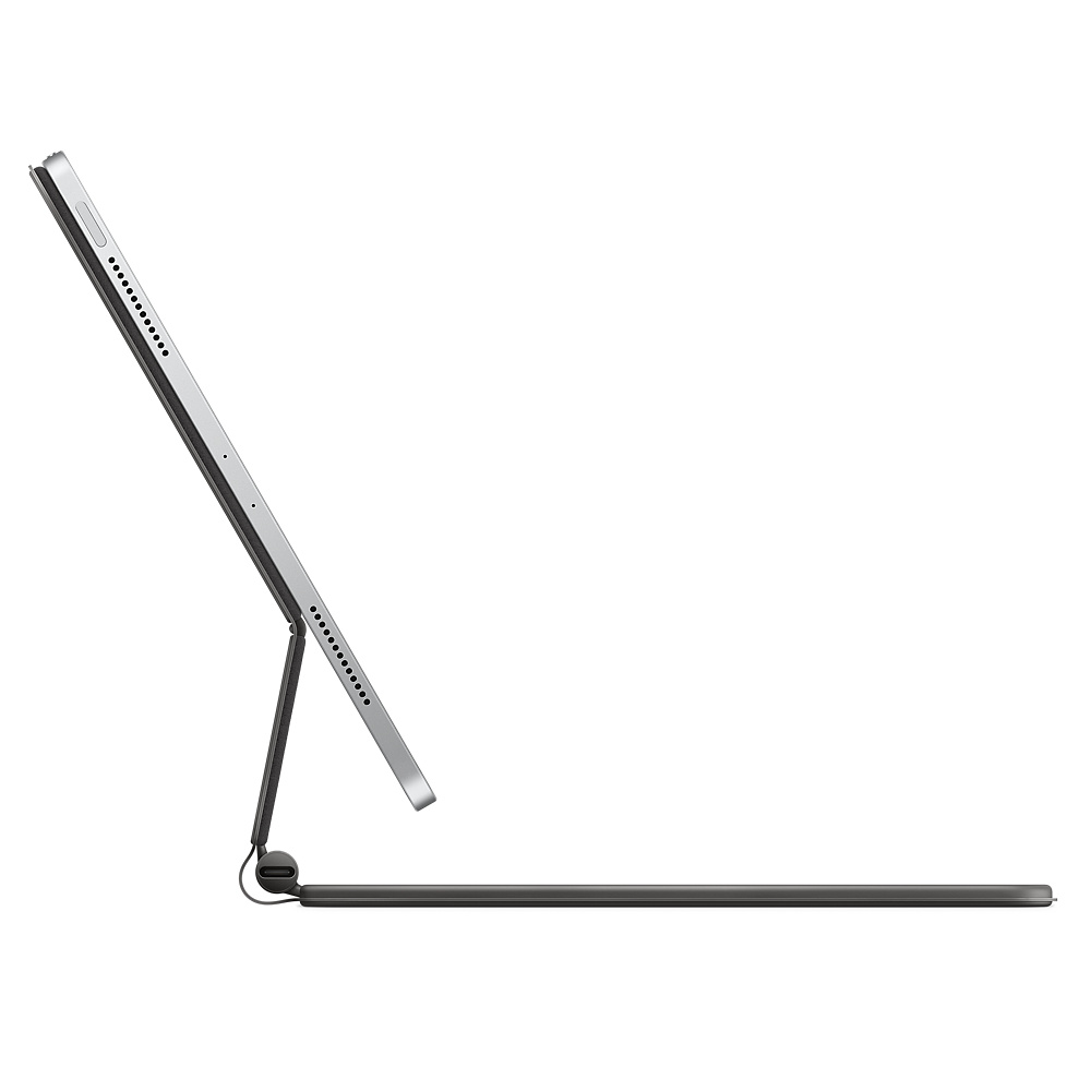 Siyah klavye takılı gümüş bir tabletin yan görünümü. Beyaz arka plan.