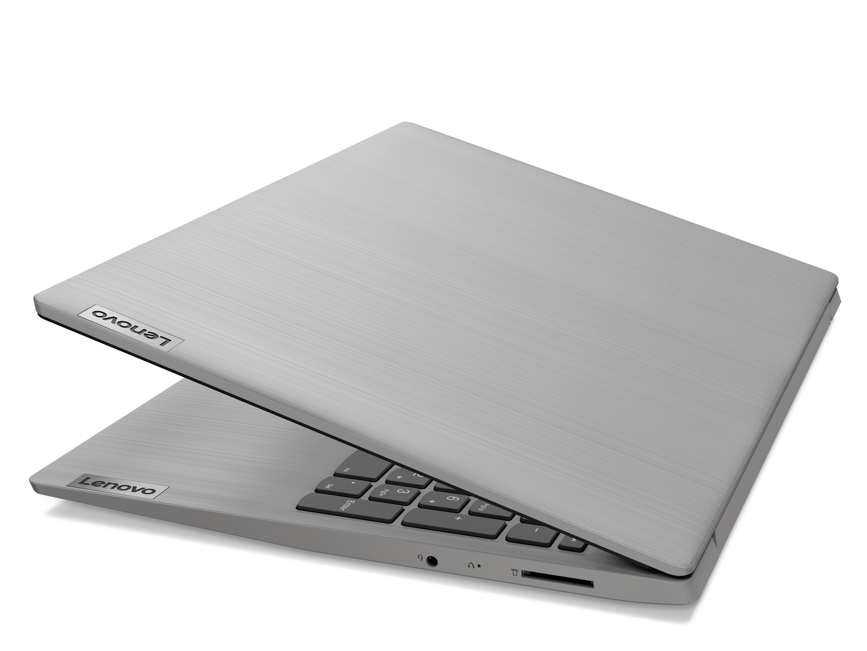 Lenovo logosu bulunan gümüş dizüstü bilgisayar, kısmen açık, siyah arka planda klavyeyi gösteriyor.