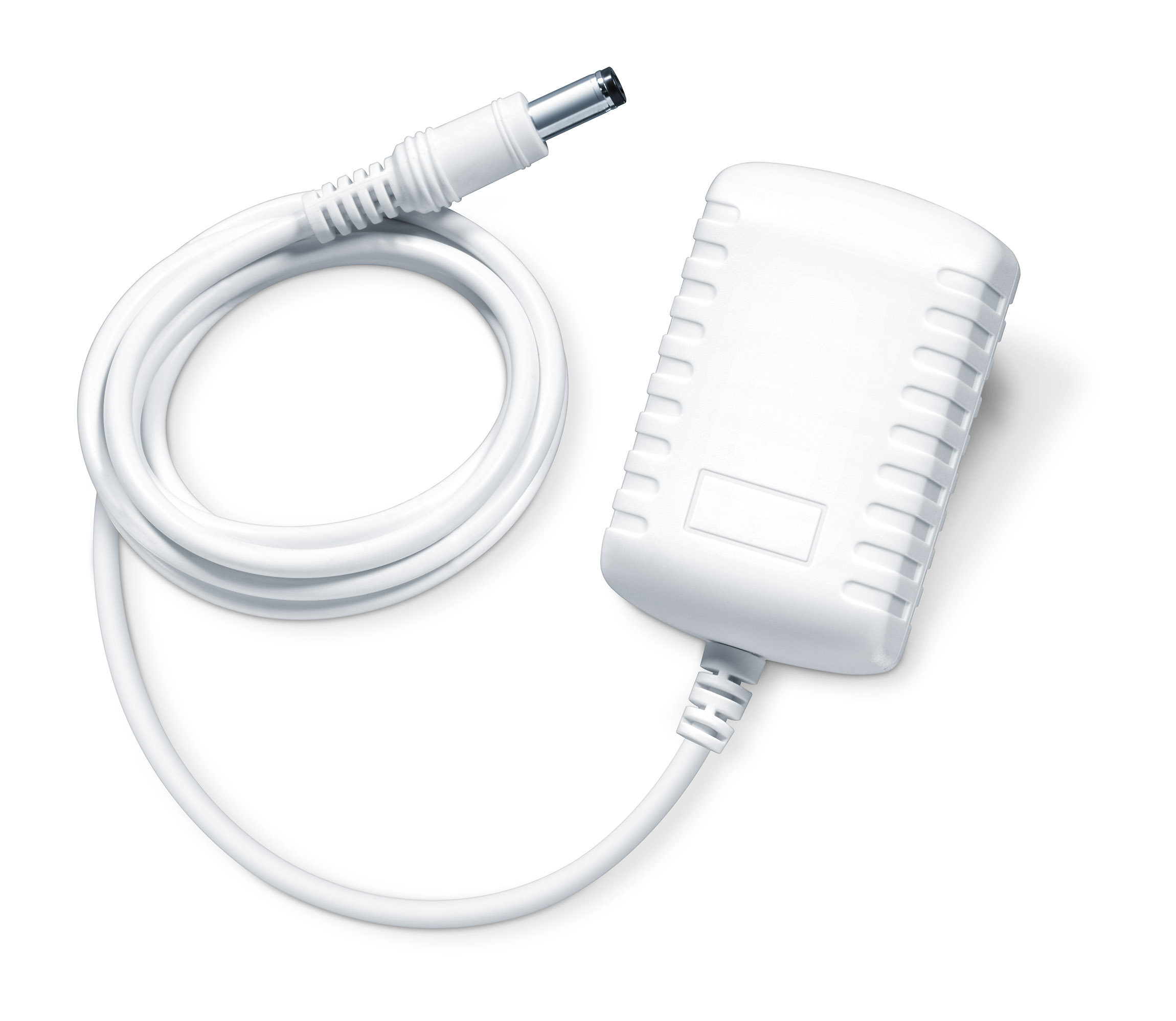 Adattatore bianco con cavo bianco su sfondo bianco.