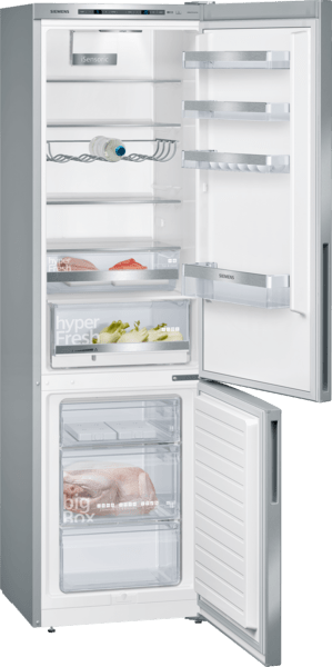 Kühlschrank mit geöffneten Türen, zeigt Regale und Inhalt.