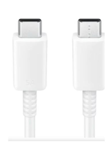 Beyaz arka plan üzerinde, yan yana, beyaz konektörlü iki beyaz USB-C kablosu.