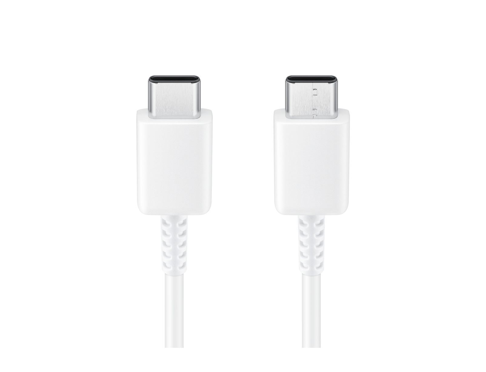 Beyaz konektörlü iki beyaz USB-C kablosu, beyaz bir arka plan üzerinde izole edilmiş.