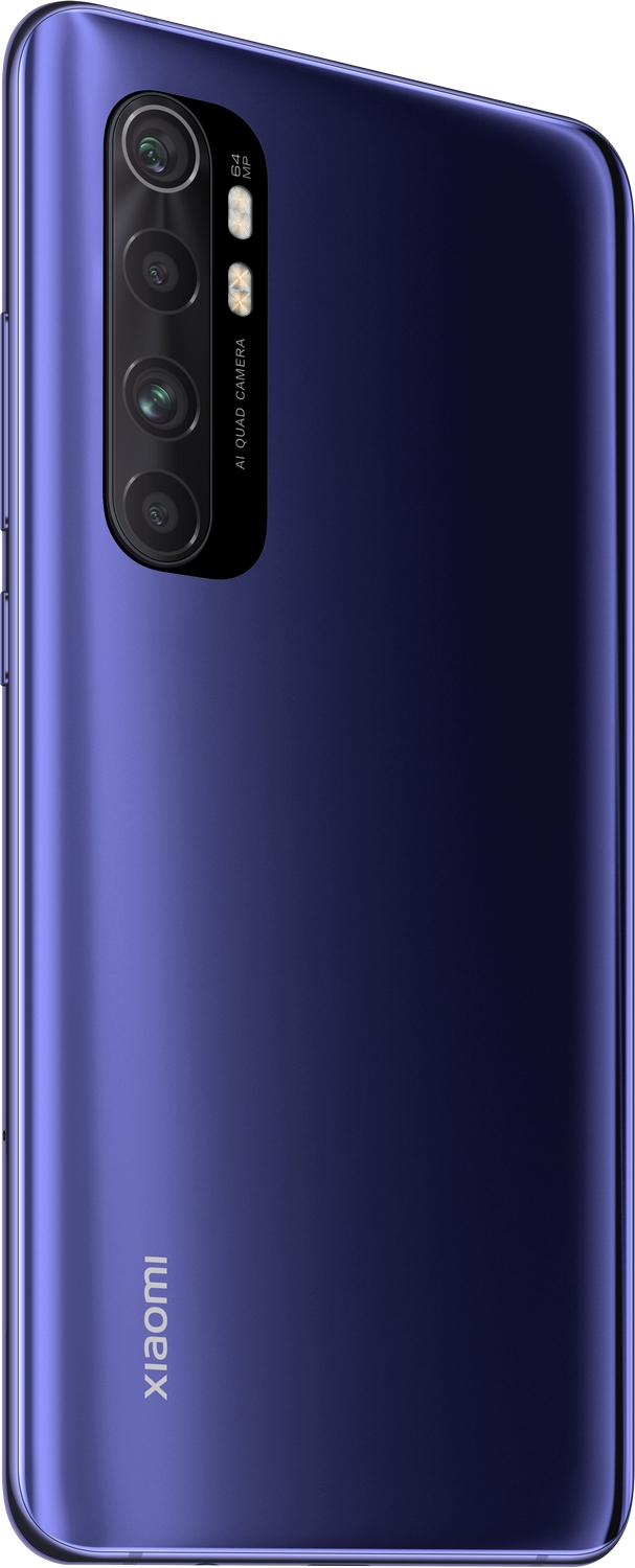 Smartphone azul oscuro con sistema de cámara cuádruple, sobre fondo blanco.