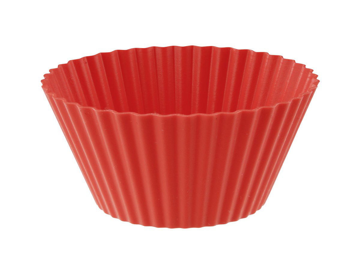 Rote Silikon-Cupcake-Form. Sie hat eine geriffelte Form und ist auf weißem Hintergrund.