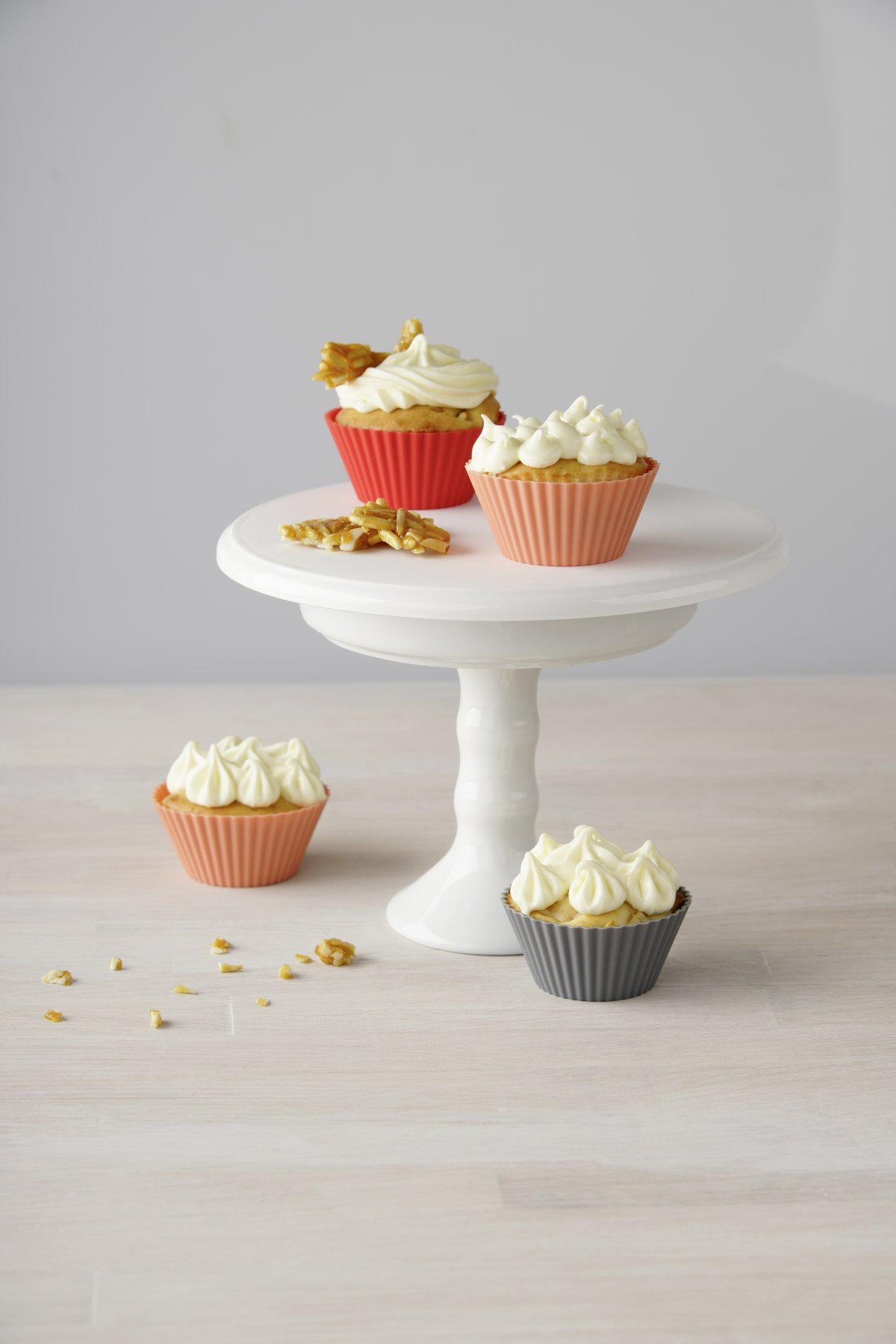 Cupcakes auf einem mehrstöckigen Ständer mit Dekorationen.