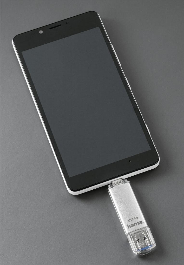 Schwarzes Smartphone, verbunden mit einem silbernen USB 3.0-Flash-Laufwerk.