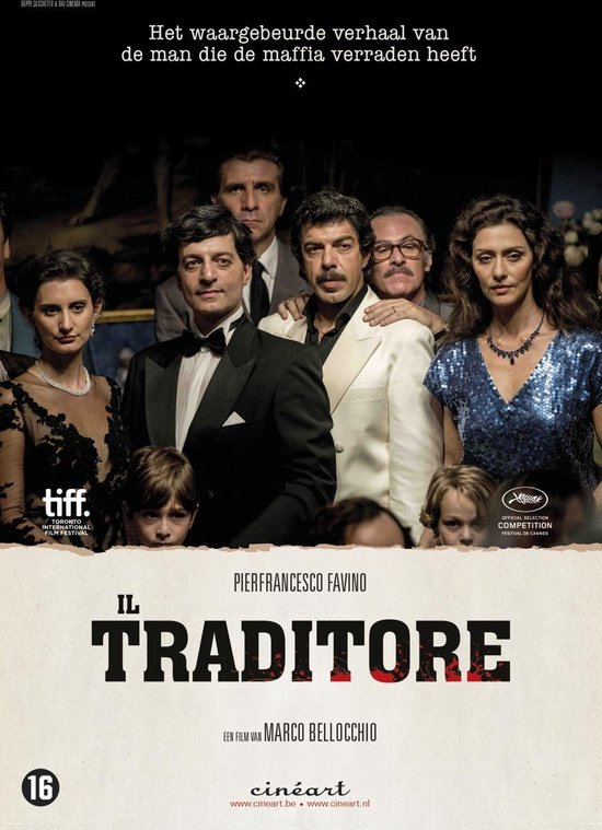 Affiche de film avec un groupe de personnes dans une pièce. Le titre 'Il Traditore' est en bas.
