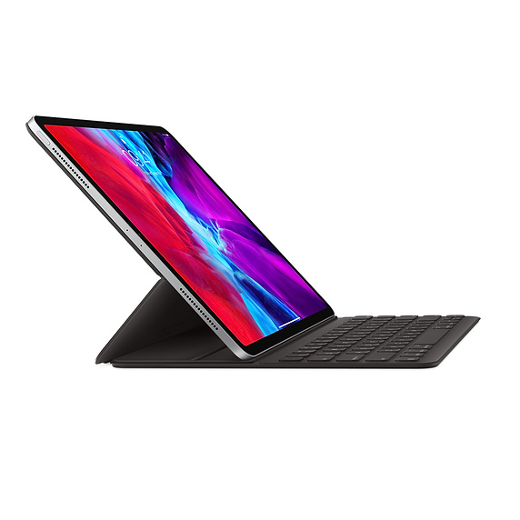 Beyaz bir arka plan üzerinde yukarı doğru açılı bir klavye kılıfı olan bir iPad.