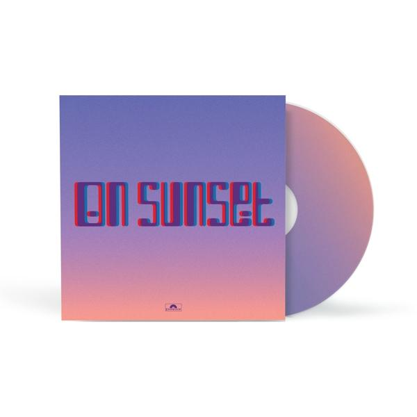 CD-hoesje. De cover is een verloop van roze en blauw met de woorden 'ON SUNSET'.