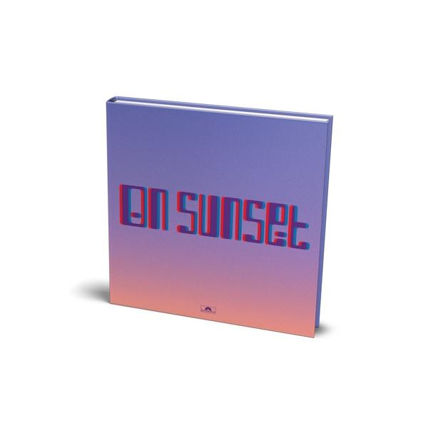 Albumhoes voor 'On Sunset' met een kleurrijke verlopen en de titel in 3D-tekst.