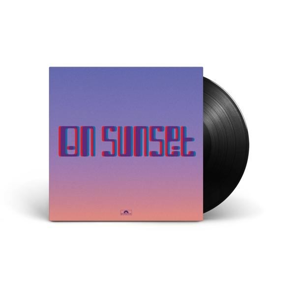 Vinylplatte mit Sonnenuntergangs-Cover, schwarzer Scheibe und weißem Hintergrund.